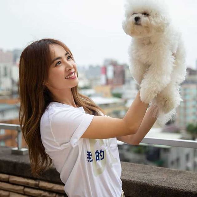 天后的豪宅！蔡依林曬種菜照「把自家天台變空中花園」　意外曝光「市中心豪宅美景」網友超羨慕