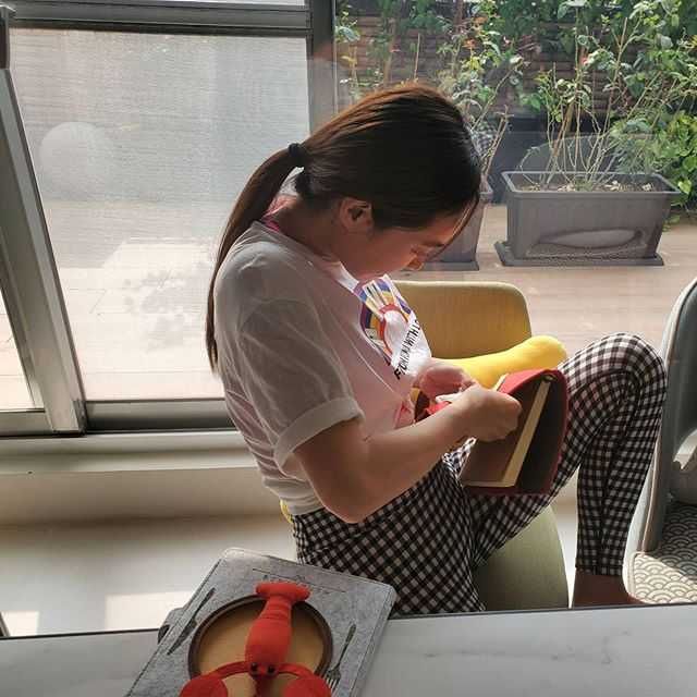 天后的豪宅！蔡依林曬種菜照「把自家天台變空中花園」　意外曝光「市中心豪宅美景」網友超羨慕