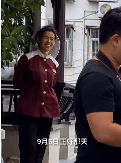 認真女人最美麗！50歲清潔婦上街工作「因笑容太美獲邀拍寫真」　換上旗袍「精心打扮後模樣」驚豔眾人