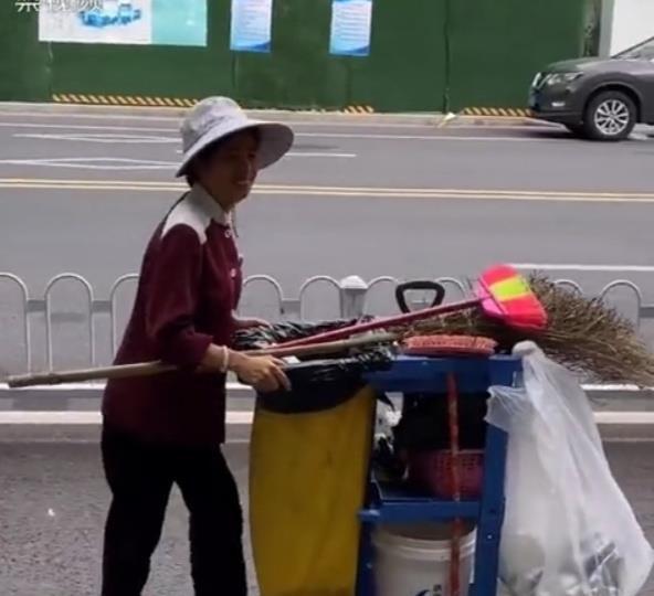 認真女人最美麗！50歲清潔婦上街工作「因笑容太美獲邀拍寫真」　換上旗袍「精心打扮後模樣」驚豔眾人