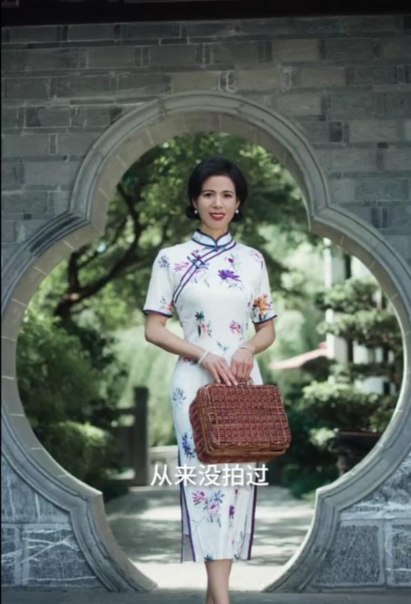 認真女人最美麗！50歲清潔婦上街工作「因笑容太美獲邀拍寫真」　換上旗袍「精心打扮後模樣」驚豔眾人