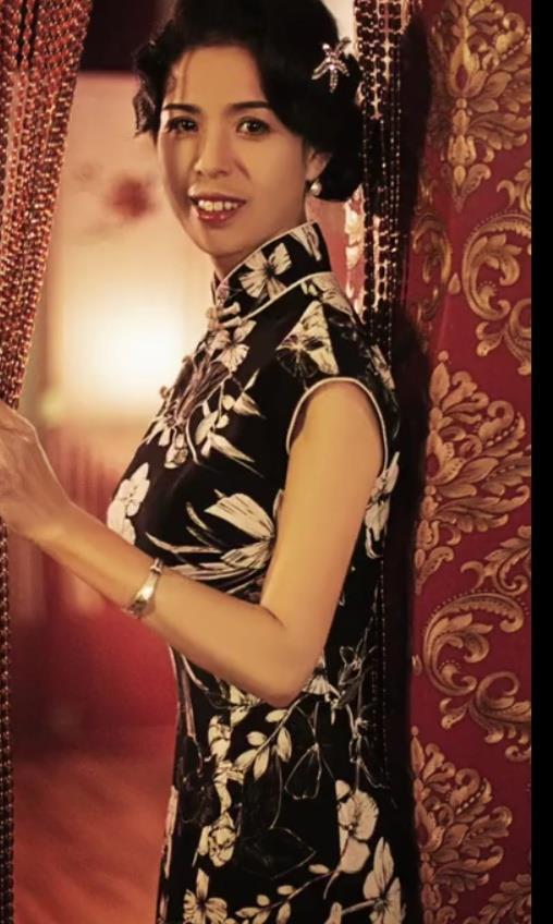 認真女人最美麗！50歲清潔婦上街工作「因笑容太美獲邀拍寫真」　換上旗袍「精心打扮後模樣」驚豔眾人