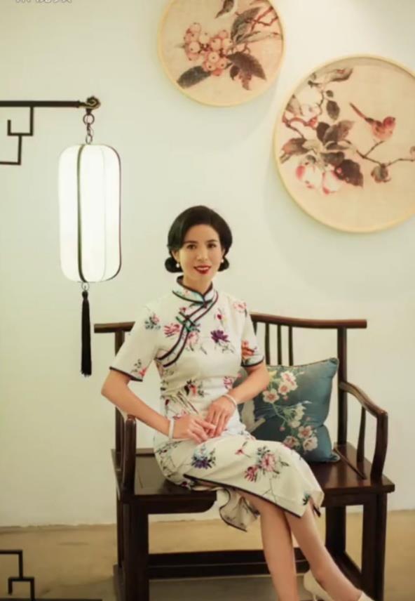 認真女人最美麗！50歲清潔婦上街工作「因笑容太美獲邀拍寫真」　換上旗袍「精心打扮後模樣」驚豔眾人