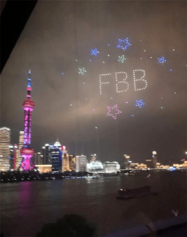 世紀大複合？李晨疑「豪花60萬包無人機」向范冰冰示愛慶生，空中字跡被瘋傳，雙方立刻發聲回應