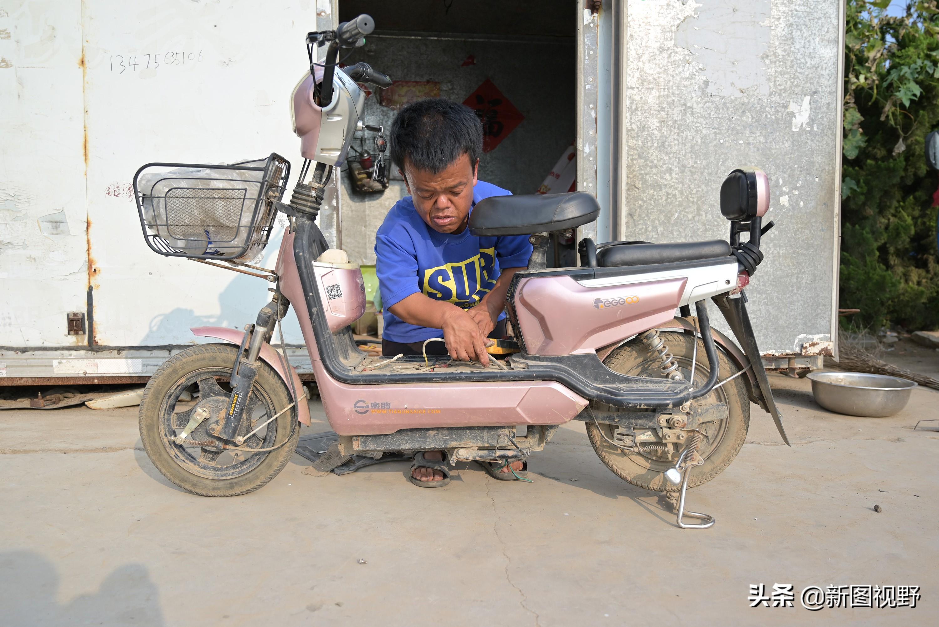 活出巨人的高度！120公分袖珍男子自強不息「靠修車養活自己」   暖心體貼貧苦：殘疾人修車免費