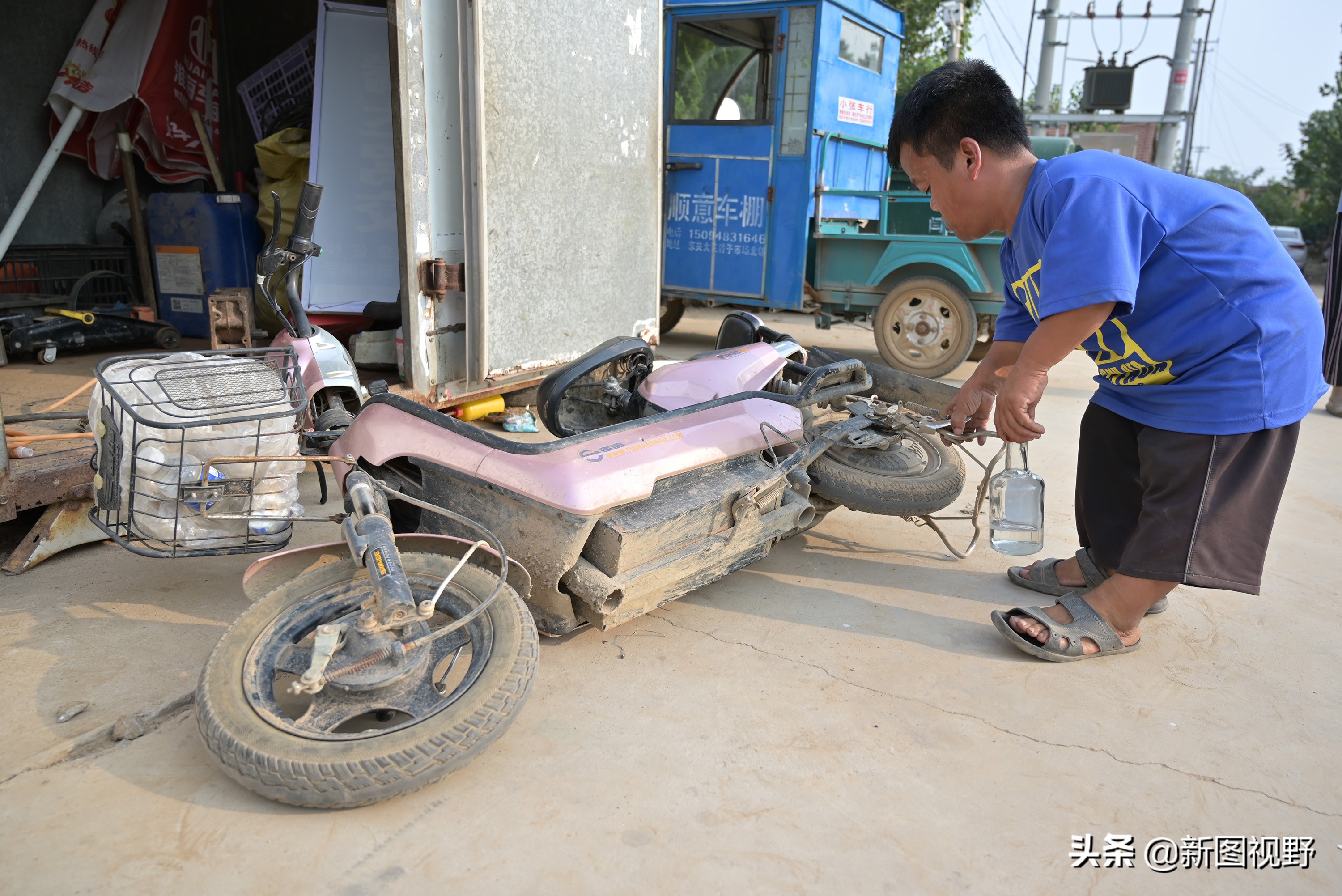 活出巨人的高度！120公分袖珍男子自強不息「靠修車養活自己」   暖心體貼貧苦：殘疾人修車免費