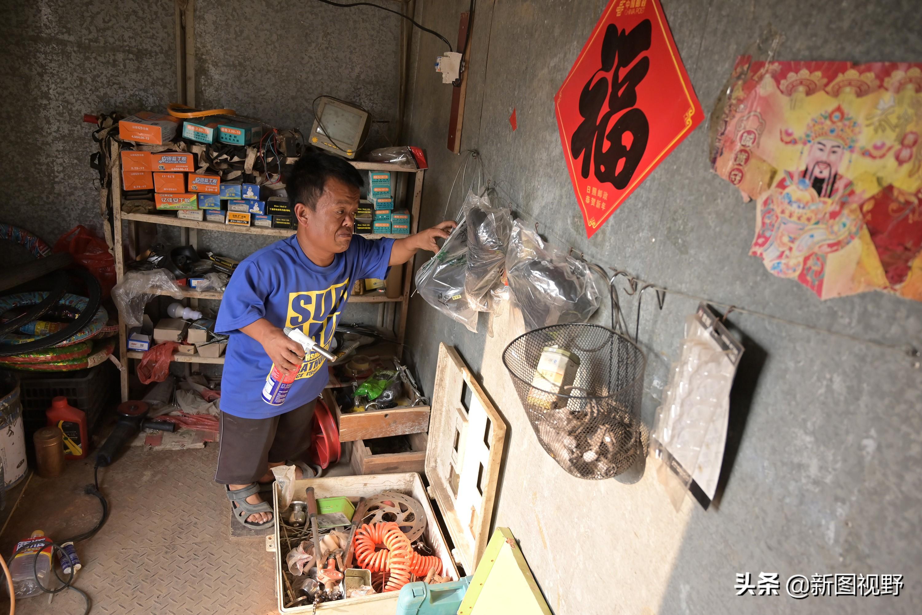 活出巨人的高度！120公分袖珍男子自強不息「靠修車養活自己」   暖心體貼貧苦：殘疾人修車免費