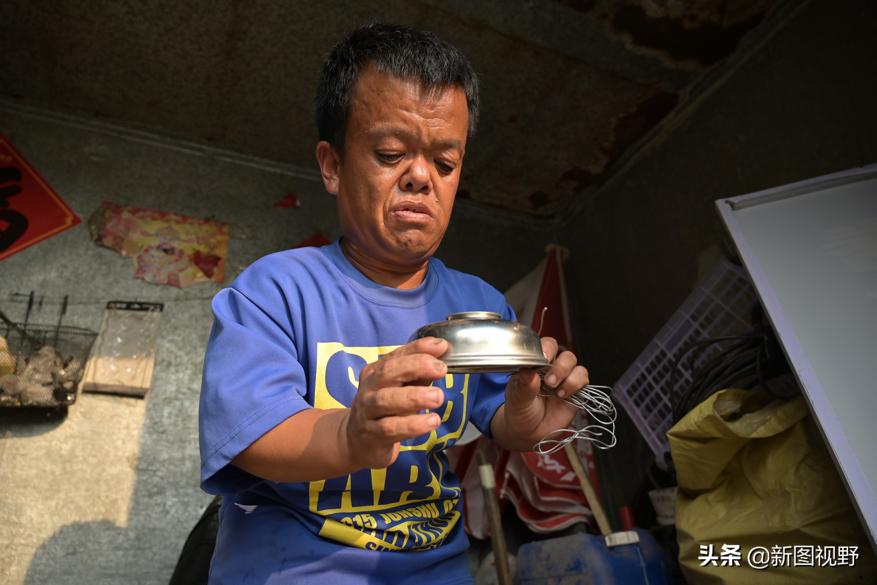 活出巨人的高度！120公分袖珍男子自強不息「靠修車養活自己」   暖心體貼貧苦：殘疾人修車免費