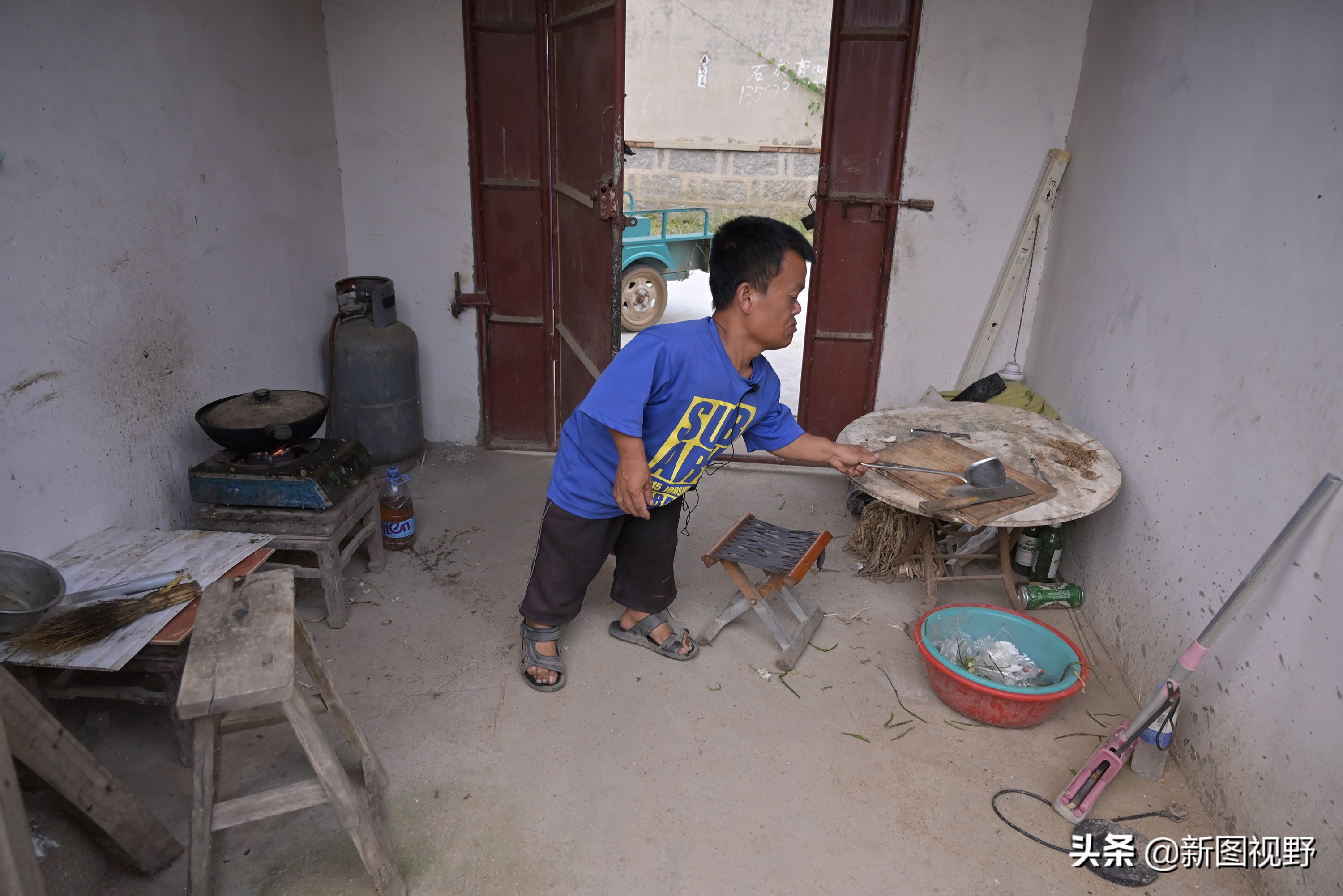 活出巨人的高度！120公分袖珍男子自強不息「靠修車養活自己」   暖心體貼貧苦：殘疾人修車免費