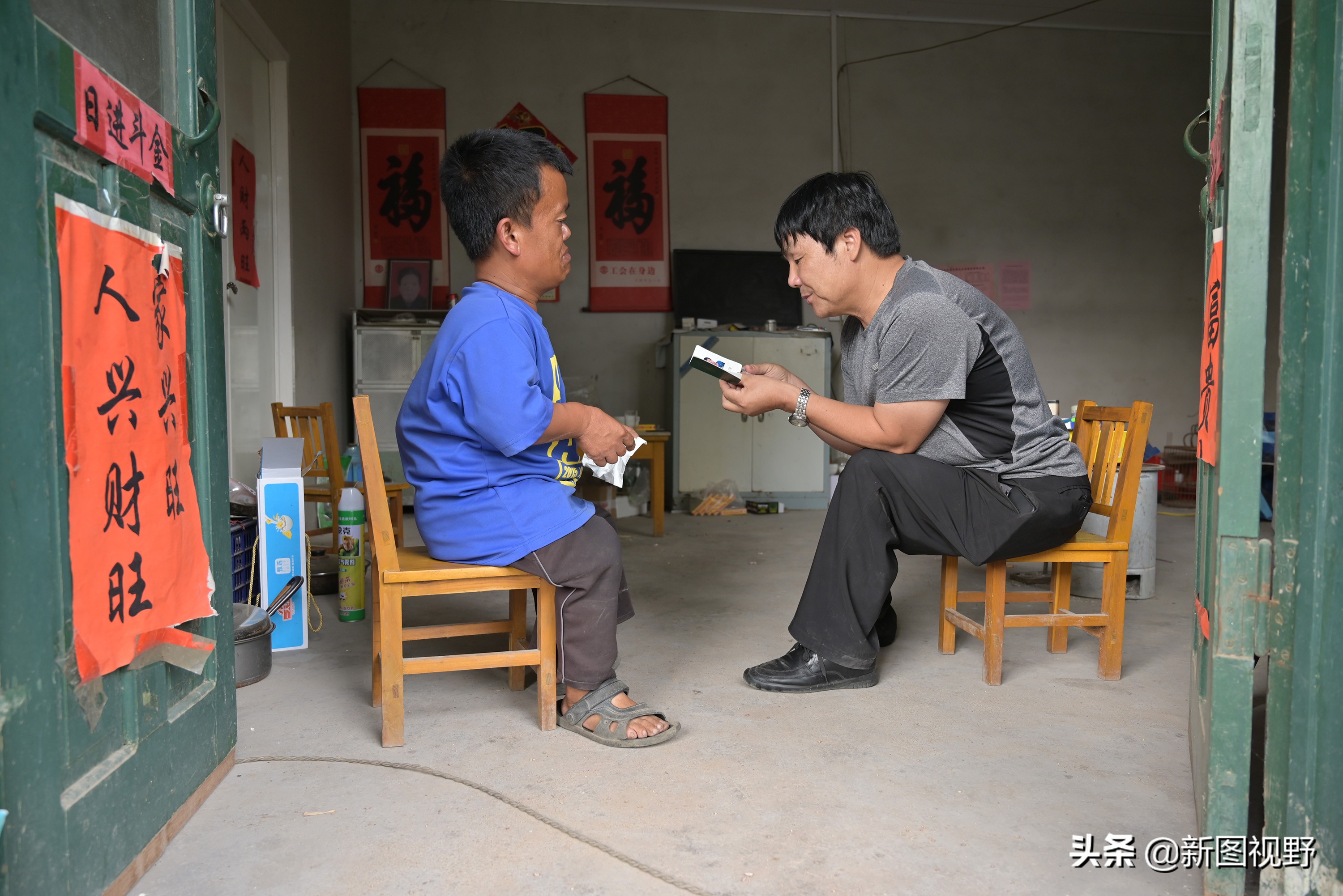活出巨人的高度！120公分袖珍男子自強不息「靠修車養活自己」   暖心體貼貧苦：殘疾人修車免費