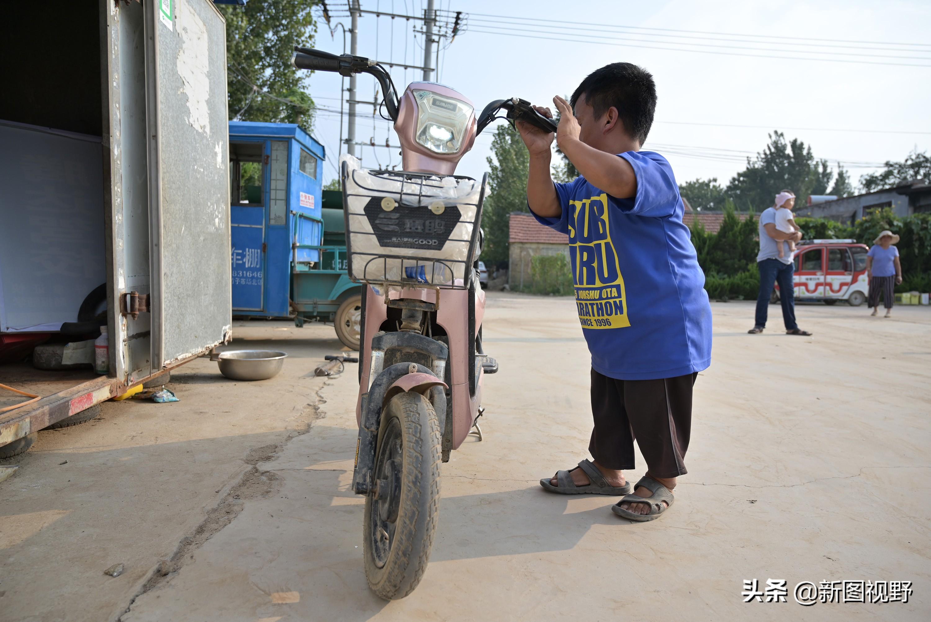 活出巨人的高度！120公分袖珍男子自強不息「靠修車養活自己」   暖心體貼貧苦：殘疾人修車免費