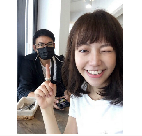 兩個女兒都美翻了！52歲焦恩俊罕曬「2女兒近照」　異母姐妹倆「長相都神似爸爸」小女兒低調更具古典美