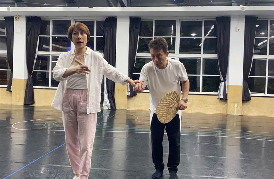 人生如戲！郎祖筠喪父2天「忍淚逗笑觀眾」畫面好揪心　帶團20年「沒領薪水還倒貼」傳承父愛