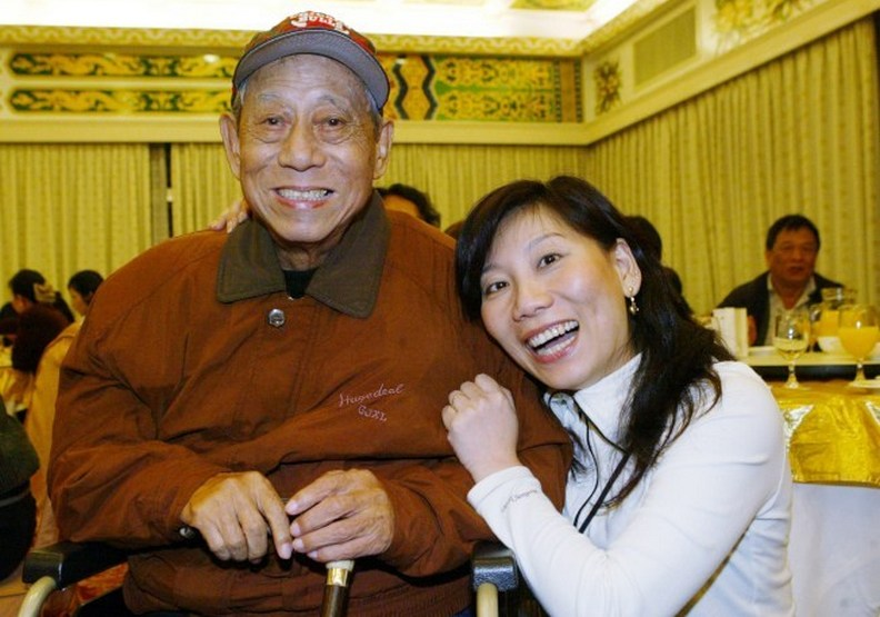 人生如戲！郎祖筠喪父2天「忍淚逗笑觀眾」畫面好揪心　帶團20年「沒領薪水還倒貼」傳承父愛