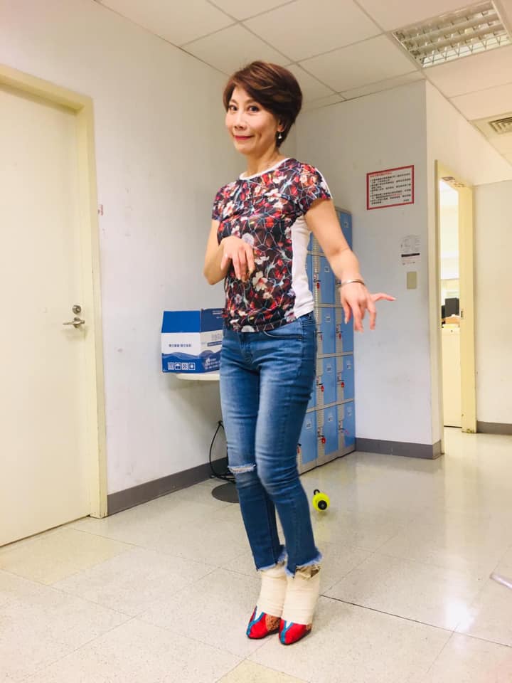 人生如戲！郎祖筠喪父2天「忍淚逗笑觀眾」畫面好揪心　帶團20年「沒領薪水還倒貼」傳承父愛