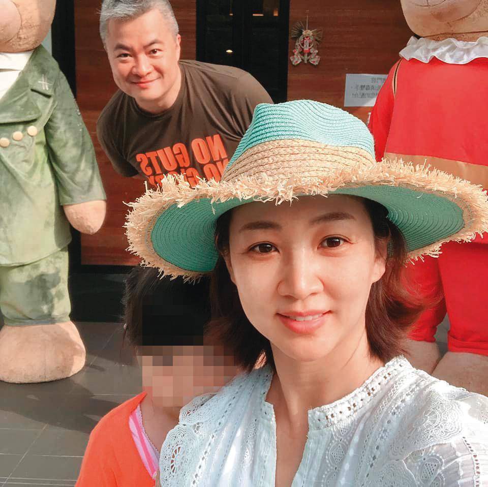 老婆不在就嗨了?郁方老公被拍「勾失婚女名媛」甜送回家 隔天續攤「又搭上女助理」郁方出面冷回應