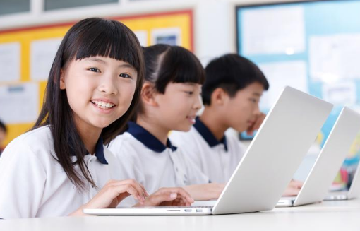 為讓女兒上網課更有氛圍！創意寶爸「將車庫改造成教室」黑板課桌齊全  「看到神秘嘉賓」網讃：根本身臨其境
