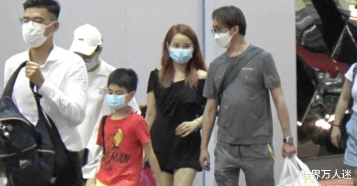 靠父母遺產過活！最狂富二代「同時交3個女友」4人一起逛街，堅持不婚不育：女友聽話就行