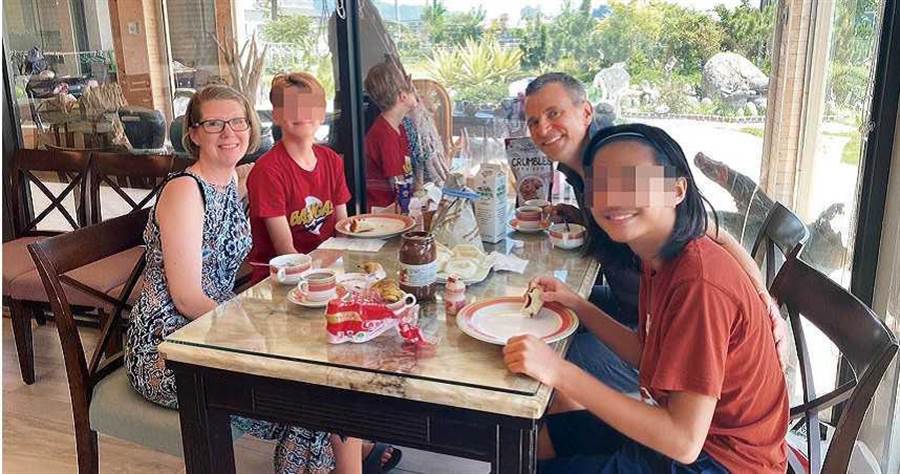 君悅總經理「領養台灣囡仔」被笑：怎麼不養正常寶寶？12年視如己出「一家人近況曝光」證明當初決定是對的
