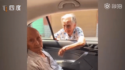 手足情深！96歲妹妹偷偷塞錢「給101歲哥哥」：買點好吃的　「兩人年事已高」珍惜每次相聚