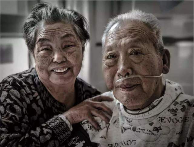 手足情深！96歲妹妹偷偷塞錢「給101歲哥哥」：買點好吃的　「兩人年事已高」珍惜每次相聚