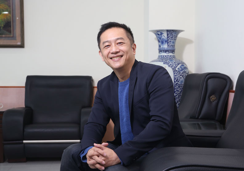低調行善！陳昭榮20年前「救助沒錢葬孫阿嬤」一幫數十年　繼承父命「5年捐6000棺」：捐蹭財一定要花光