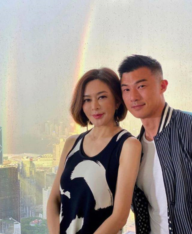放飛自我？關之琳KTV密會小鮮肉   被男方多次「摟肩合影」超親密，網曝：曾半個月約3次
