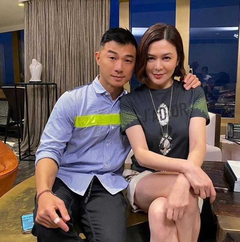 放飛自我？關之琳KTV密會小鮮肉   被男方多次「摟肩合影」超親密，網曝：曾半個月約3次