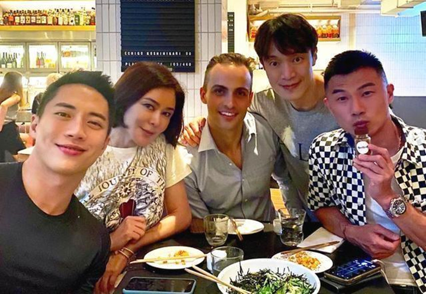 放飛自我？關之琳KTV密會小鮮肉   被男方多次「摟肩合影」超親密，網曝：曾半個月約3次