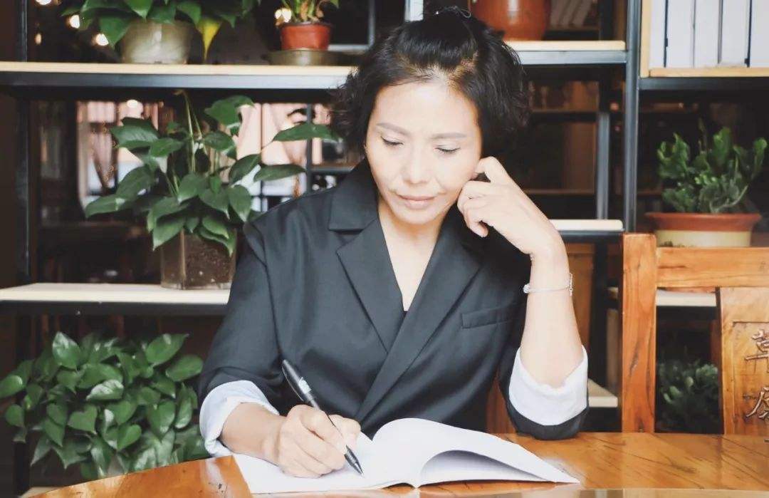 老人麵館吃飯！湯灑到女孩衣服上「喊來女兒賠錢」　 一周後「女孩懵了」網友：凡事要留一綫