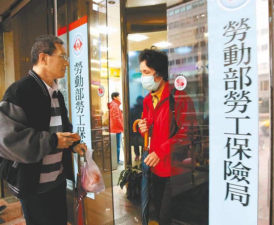 國民年金都沒繳？勞保局曝「缺繳將罰配偶」：先抽200人開單　「金額直逼半月薪水」民眾喊太不合理