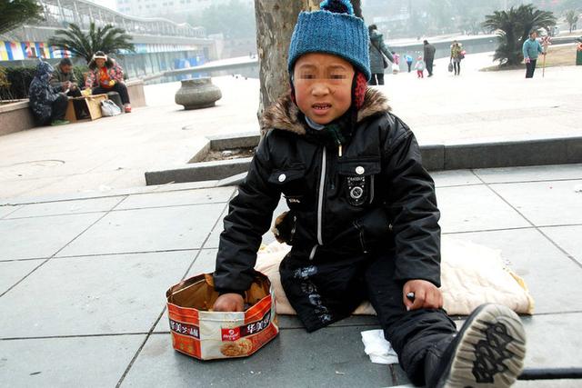 小乞丐在街上認出來母親！親媽卻直接推開「扭頭就走」：我孩子在家　警員反讚「母親做得對」