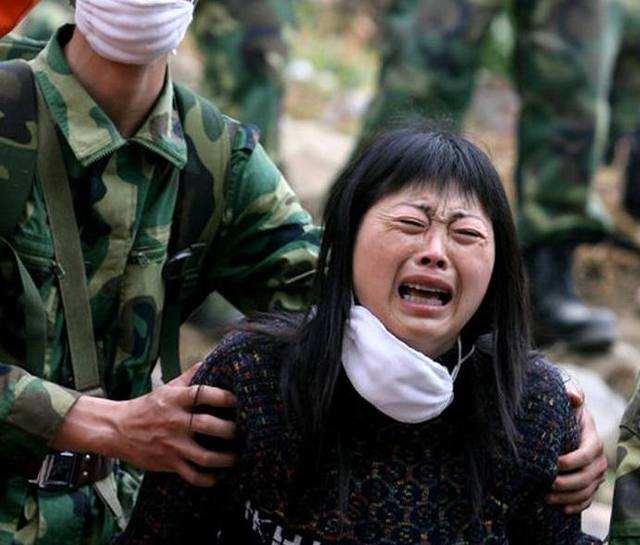 小乞丐在街上認出來母親！親媽卻直接推開「扭頭就走」：我孩子在家　警員反讚「母親做得對」