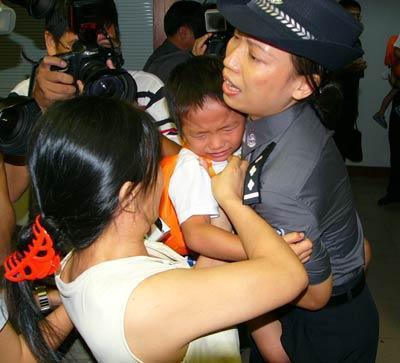 小乞丐在街上認出來母親！親媽卻直接推開「扭頭就走」：我孩子在家　警員反讚「母親做得對」