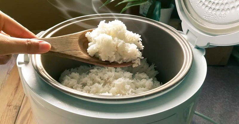 同學都回家！學生妹打工回宿舍「電鍋憑空出現白飯」　免費吃一個月「瞥見監視器畫面」嚇到說不出話