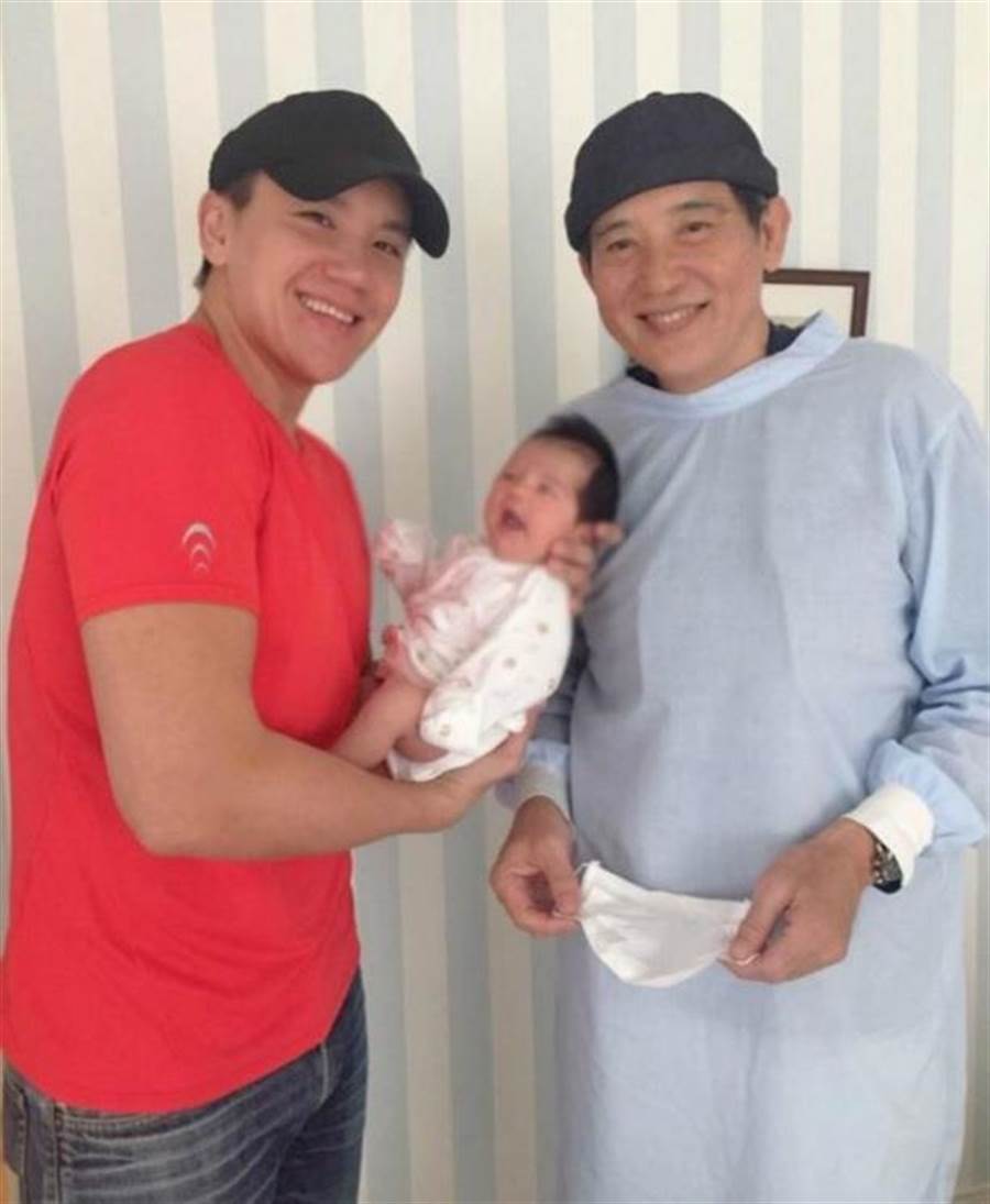 秦漢45歲帥兒曝光！繼承父長相「女兒已2歲」仍無登記結婚　笑曝爸爸退休生活：每天忙著寵孫女