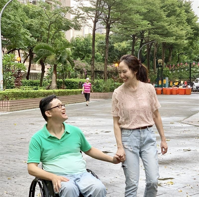 為愛活著！權威名醫「33歲意外動彈不得」從此坐輪椅看診　忍受24小時疼痛「妻不離不棄」：為老婆而活