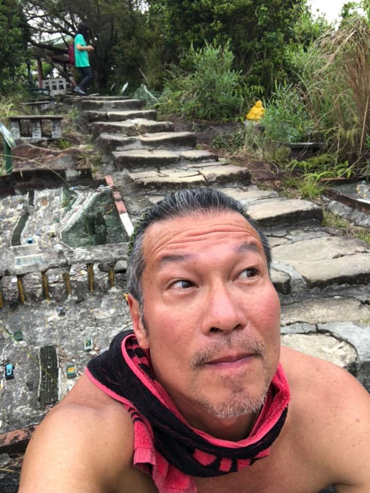 真的是30年前？資深男星曬年輕舊照「胸肌險撐爆上衣」　頂濃密捲髮「回眸眼神太霸氣」：網友都看傻
