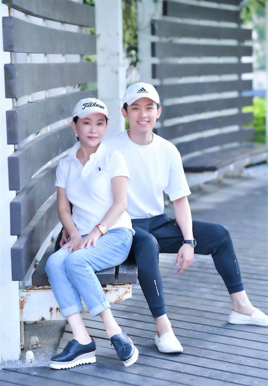 被誤會32年！《包青天》邱于庭「為子女還原真相」：從不是大哥女人　23歲帥兒「窩心伴母身旁」懂事惹心疼
