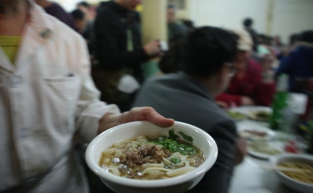 孫子背奶奶吃麵條！麵店老闆「免費多送一份」持續1年　 5年後「經營倒閉」哽咽：給大家上了一課