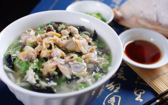 孫子背奶奶吃麵條！麵店老闆「免費多送一份」持續1年　 5年後「經營倒閉」哽咽：給大家上了一課