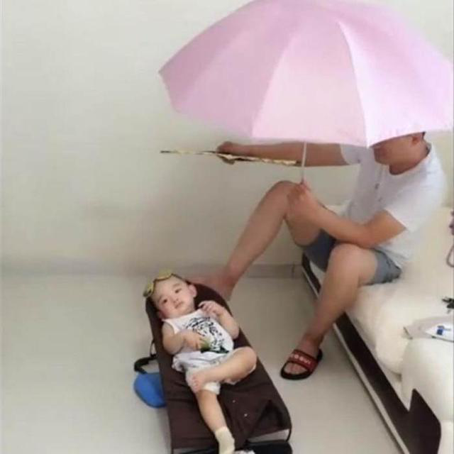 媽媽和閨蜜出門逛街！將1歲兒子交給新手爸爸　回家開門看清「父子共處模式」瞬間笑翻：你們在幹嘛