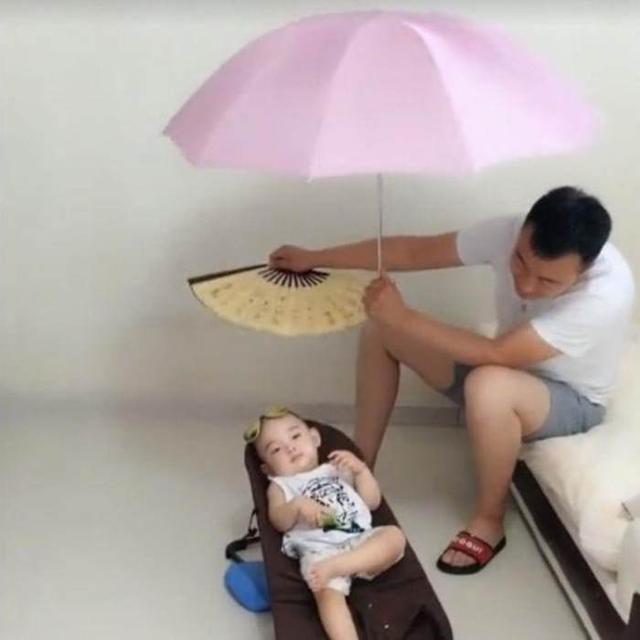 媽媽和閨蜜出門逛街！將1歲兒子交給新手爸爸　回家開門看清「父子共處模式」瞬間笑翻：你們在幹嘛