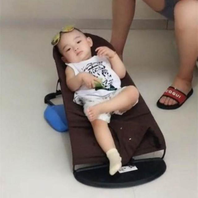 媽媽和閨蜜出門逛街！將1歲兒子交給新手爸爸　回家開門看清「父子共處模式」瞬間笑翻：你們在幹嘛