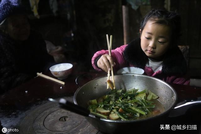 父入獄母再婚！7歲女娃「懂事做家務伴9旬公嬤」頑強求生7年　蹲街口2年「堅強等爸爸回家」無助心情惹淚