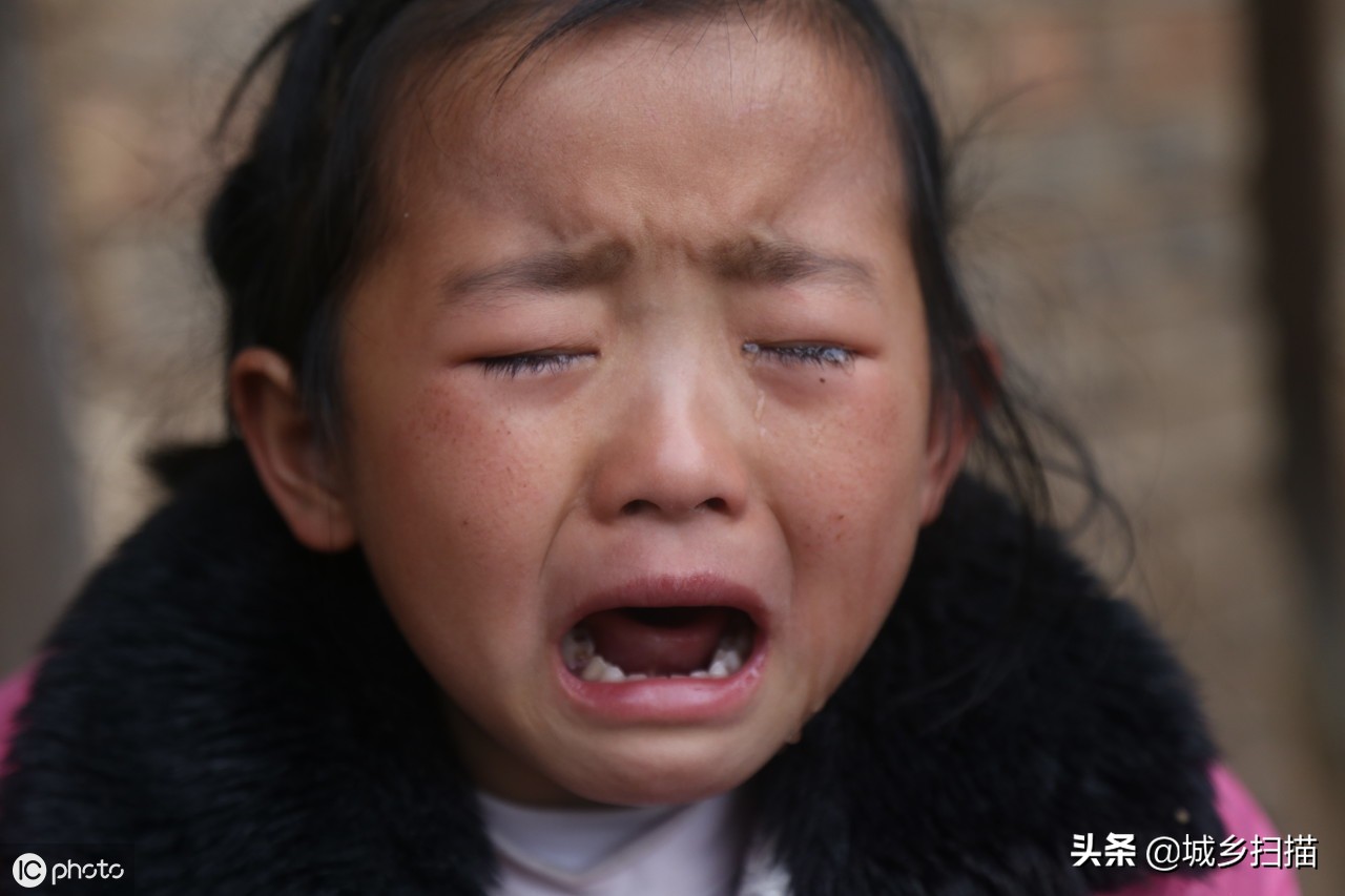 父入獄母再婚！7歲女娃「懂事做家務伴9旬公嬤」頑強求生7年　蹲街口2年「堅強等爸爸回家」無助心情惹淚