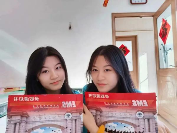心有靈犀！雙胞胎姐妹考上同大學「錄取通知發現驚人巧合」　從小默契十足「雙倍喜悅」爸媽好欣慰