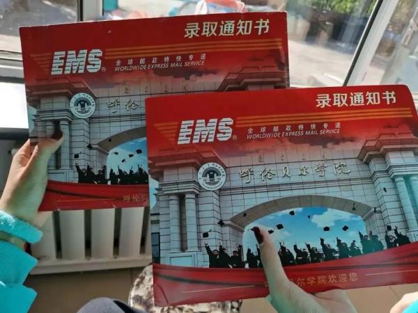 心有靈犀！雙胞胎姐妹考上同大學「錄取通知發現驚人巧合」　從小默契十足「雙倍喜悅」爸媽好欣慰
