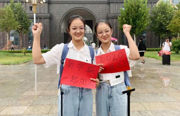 心有靈犀！雙胞胎姐妹考上同大學「錄取通知發現驚人巧合」　從小默契十足「雙倍喜悅」爸媽好欣慰