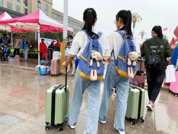 心有靈犀！雙胞胎姐妹考上同大學「錄取通知發現驚人巧合」　從小默契十足「雙倍喜悅」爸媽好欣慰